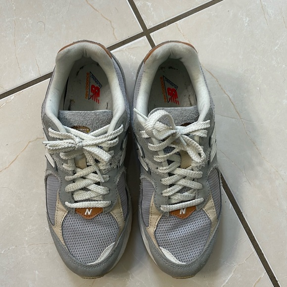 New Balance 2002r size 7.5 Women’s - Picture 2 of 5